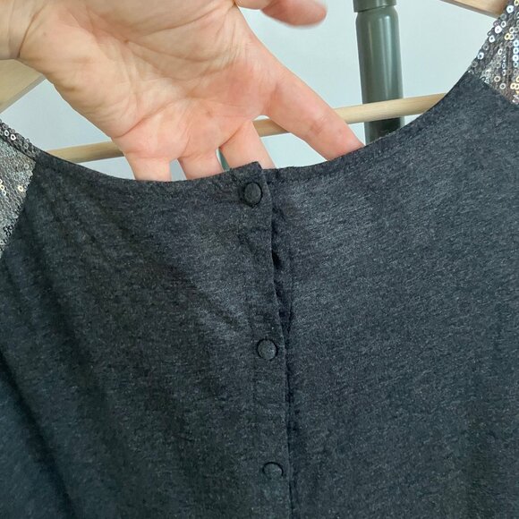 Sequin-shoulder scoopneck button-back tee in dark heathered grey - Picture 4 of 10